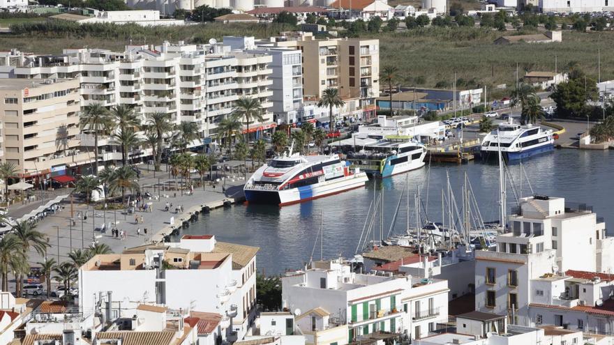 El CNI reclamará esta lámina de agua del muelle de Ribera, donde amarran los barcos de Formentera, para sus usos.  | V. MARÍ