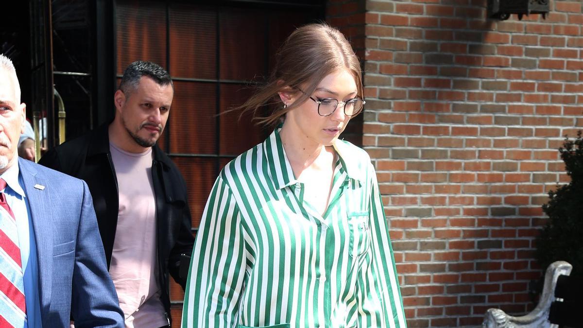 Gigi Hadid con pijama y tacones