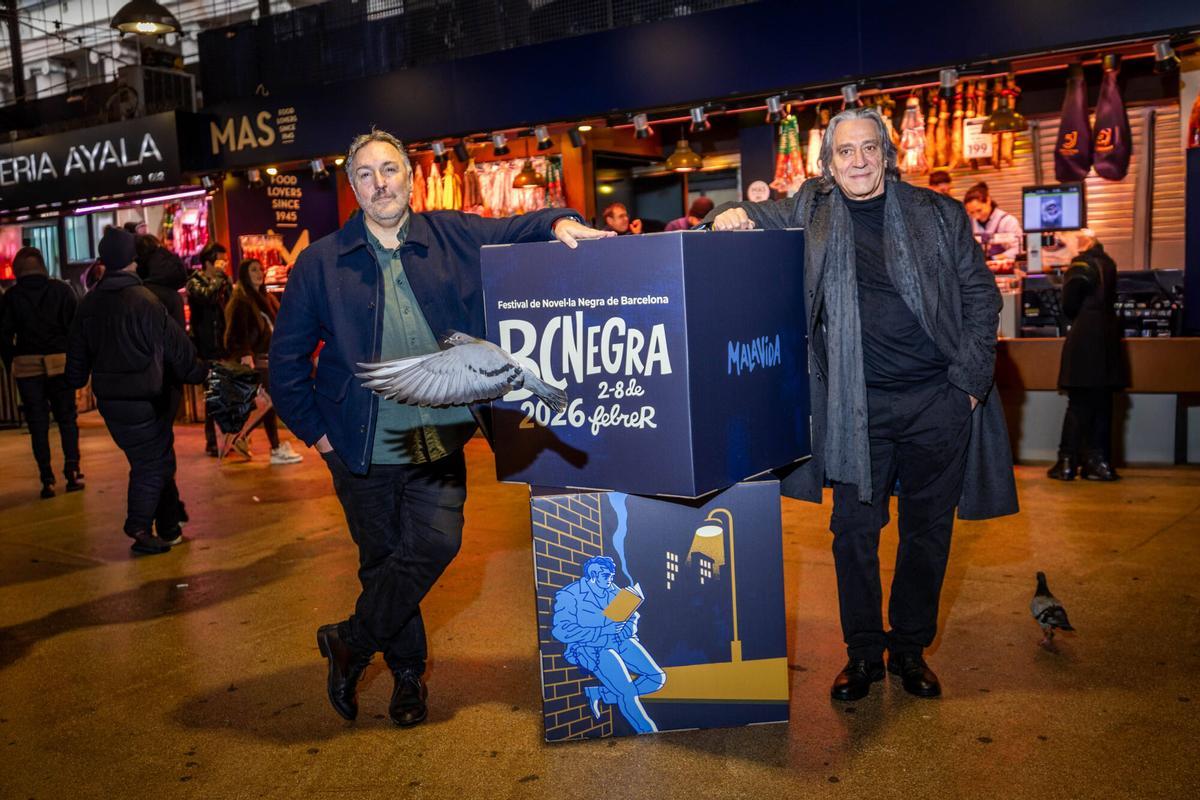 Carlos Zanón, comisario de BCNegra, y Xavier Marcé, regidor de Cultura del Ayuntamiento, posan en La Boqueria