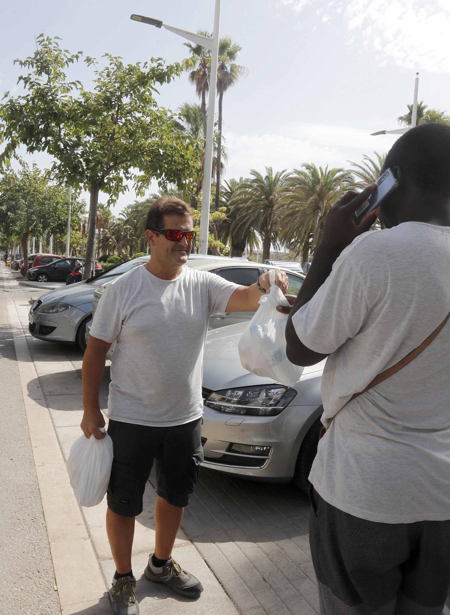 Amigos de la calle reparte comida en ocho rutas ante el incesante calor.