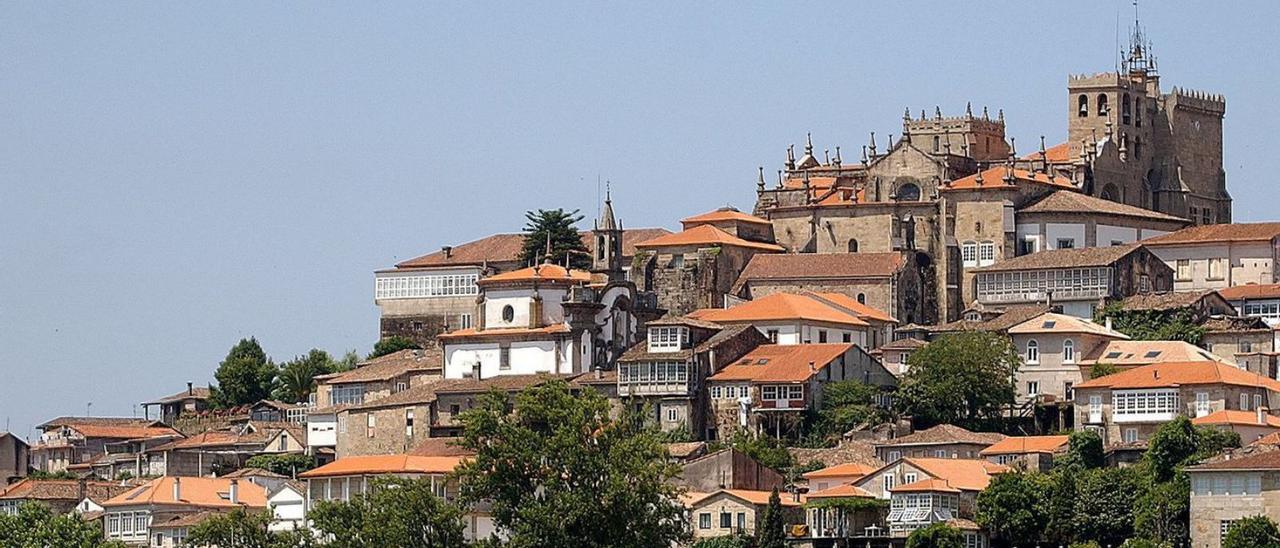 Vista de Tui coronada por la catedral, donde este sábado se celebrará el enlace.