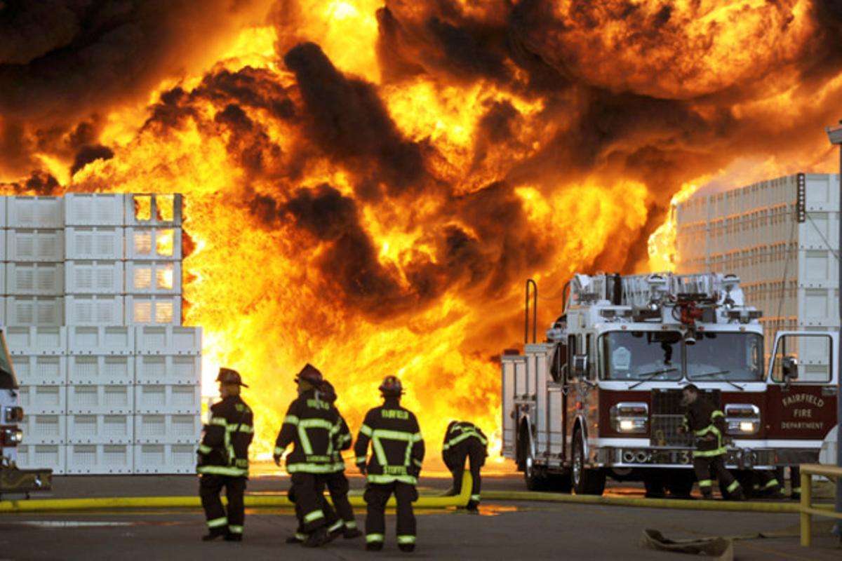 Bombers recarreguen el dipòsit d’aigua del seu camió durant un incendi a Fairfield, a l’estat de Califòrnia (Estats Units).