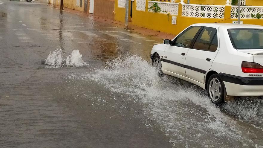 Las deficiencias en la red de alcantarillado dejan medio metro de agua en urbanizaciones de Torrevieja