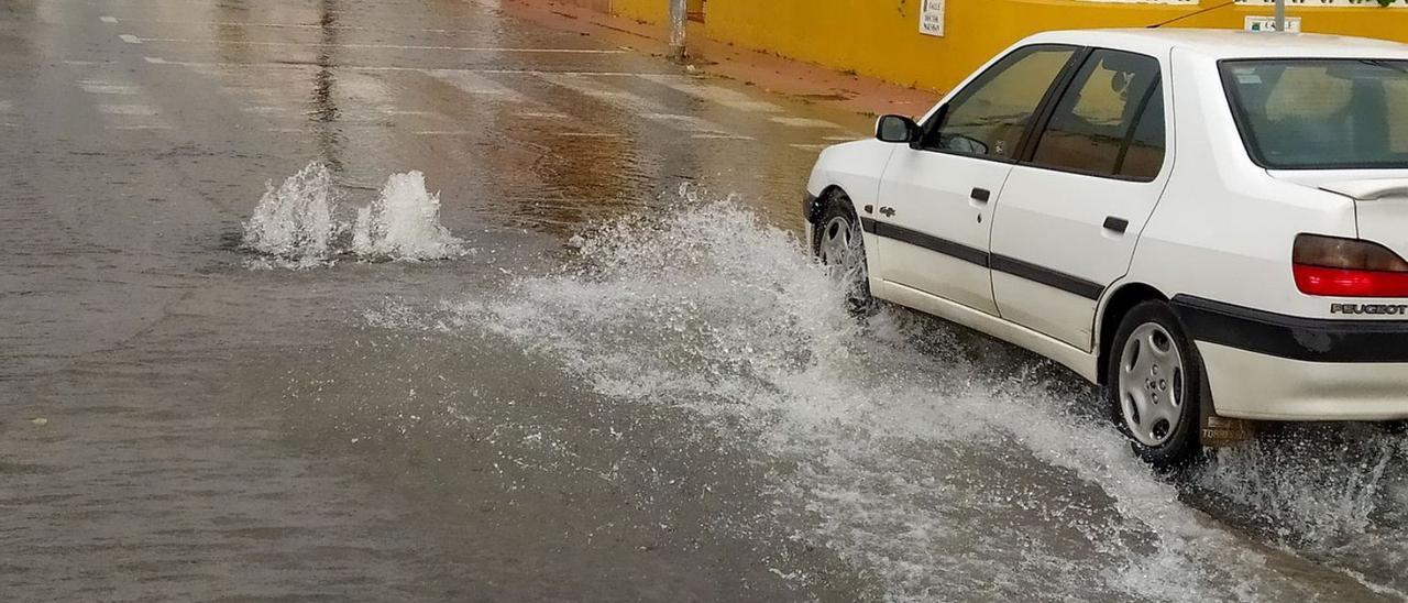 Red de alcantarillado rebosando en uno de los residenciales de Torrevieja.   | TONY SEVILLA