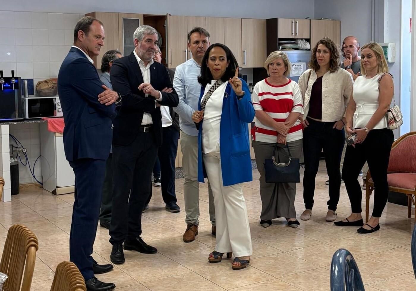 El presidente de Canarias, Fernando Clavijo, visita la lavandería Romeral