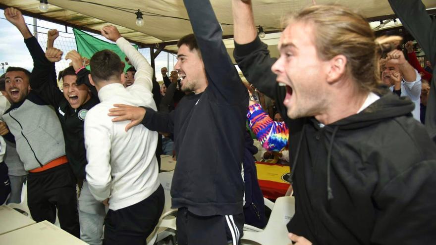 &quot;¡Nos tocó un gordo!&quot;, locura en Torremolinos al recibir al Sevilla en Copa