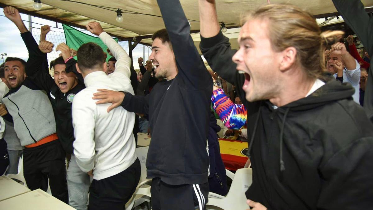 Alegría de los jugadores del Torremolinos tras conocer su rival en Copa.