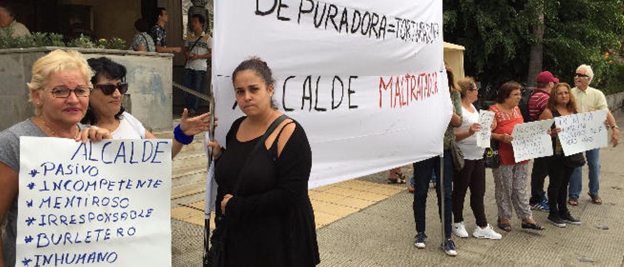 Un grupo de vecinas de Las Majadillas, durante la concentración de ayer, delante del Ayuntamiento.