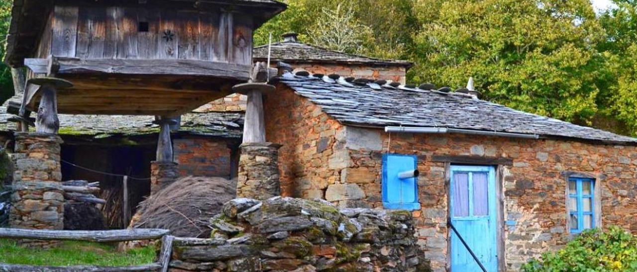 1 Casa y hórreo, en un rincón de Uría. 2 Vista general del pueblo en la ladera. 3 Reproducción del escudo de armas de los Uría en la fachada de la casona de doña Vicenta.