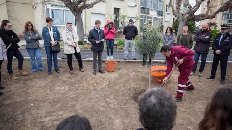 L&#039;equip de govern, veïns i familiars de les víctimes de l&#039;explosió, en el moment de plantar l&#039;olivera com a símbol, davant els edificis del butà.