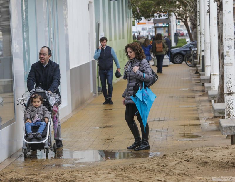 Temporal de lluvia: las mejores imágenes del paseo marítimo de València cubierto de arena