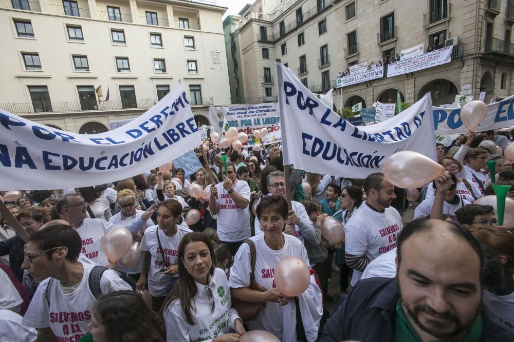 Manifestación en contra de los recortes de aulas en la enseñanza concertada