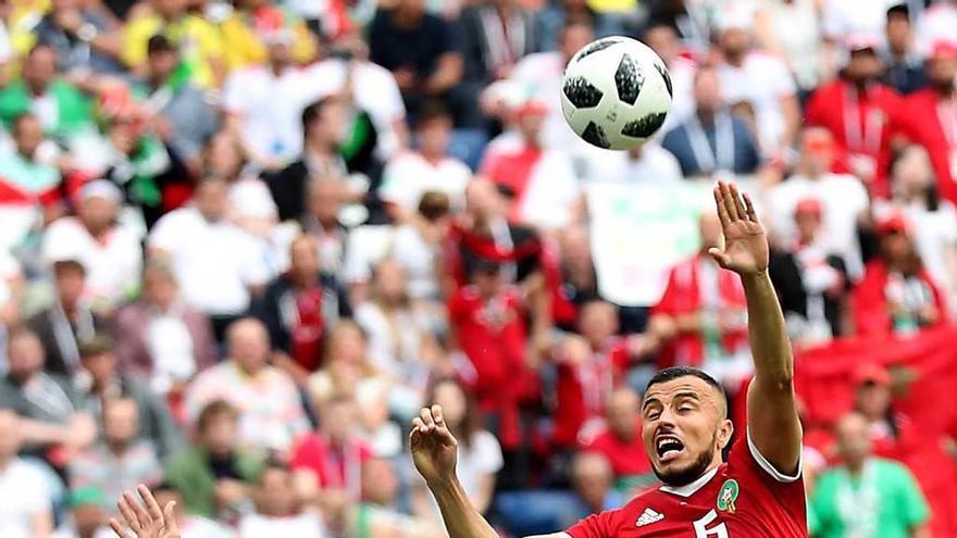 Sais, de Marruecos, y Cheshmi, de Irán, saltan a por un balón.