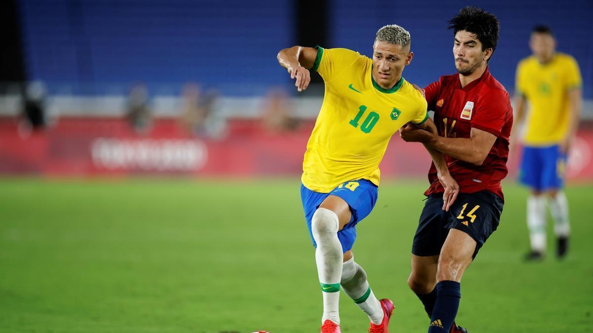 Carlos Soler, en una acción del partido con Richarlison