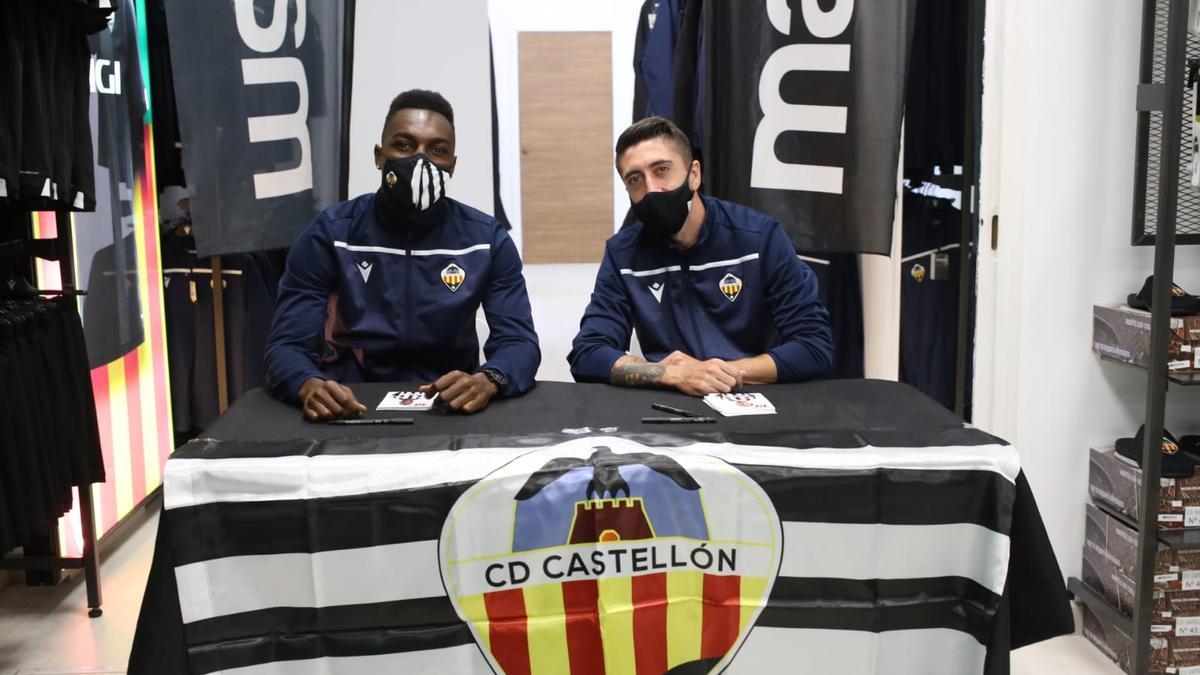 Pablo Hernández y Kiaky Abdoul Koné firman autógrafos y se hacen fotos con aficionados del Castellón.