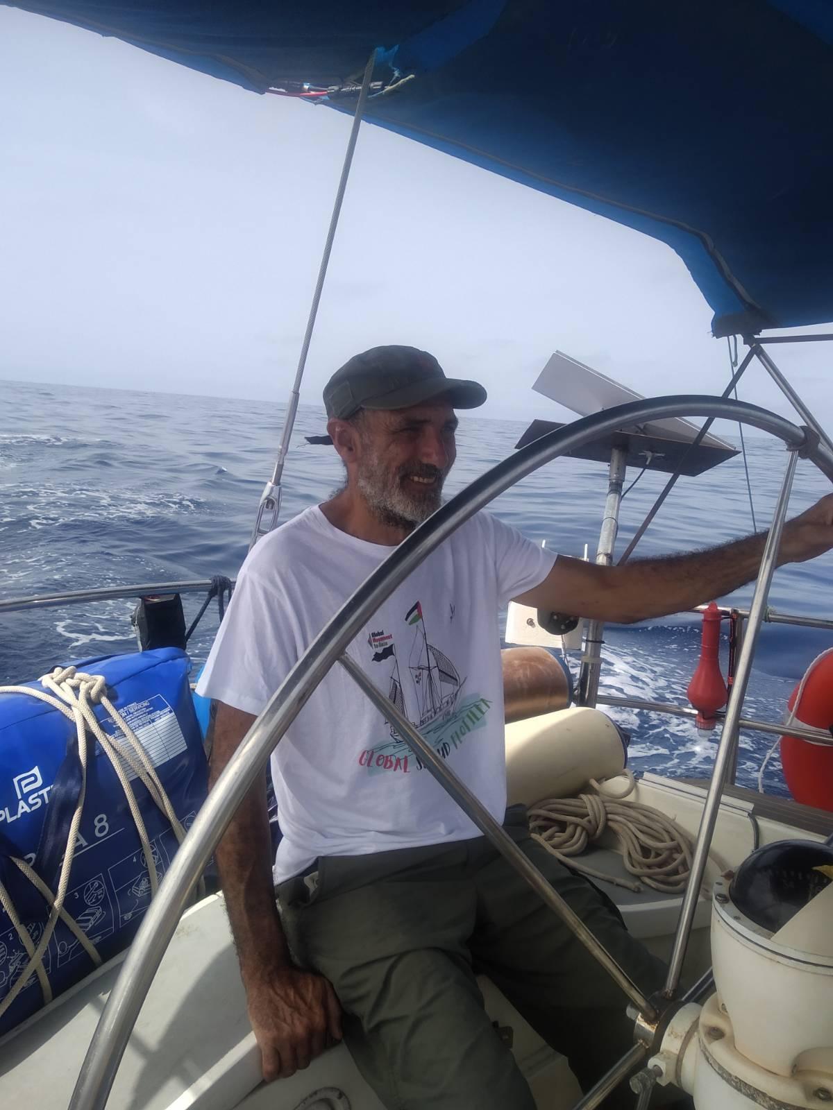 José Luis ‘Kurdo’ a bordo del Meteque en dirección a la costa de Gaza.