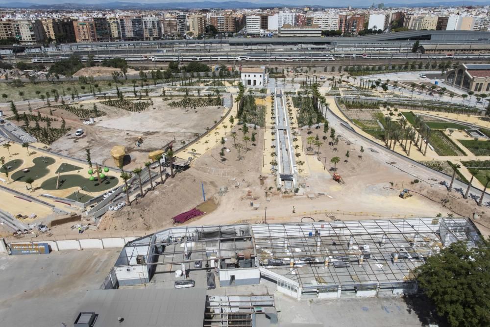 Asoma el verde en las obras del Parc Central