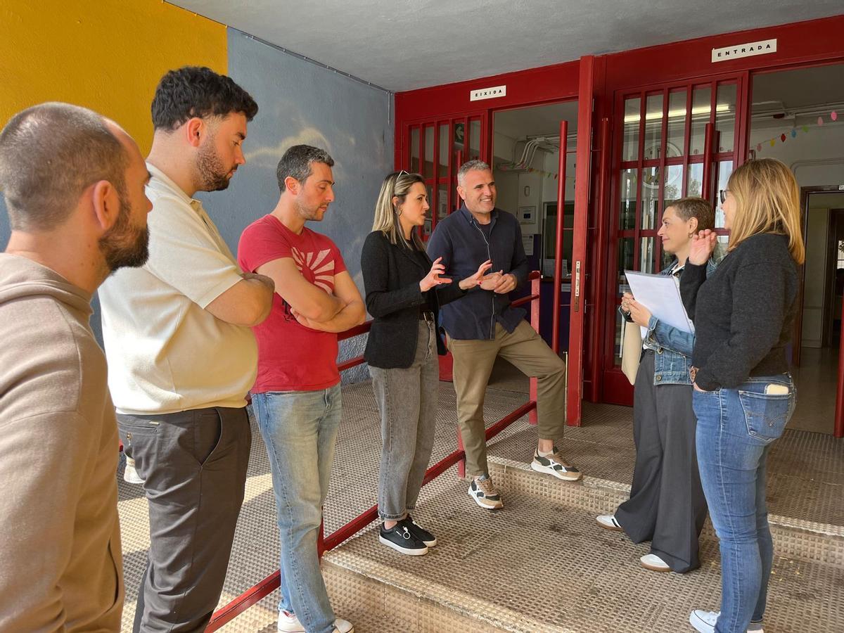 La alcaldesa de la Vall d'Uixó, en una visita al CEIP Sant Vicent.