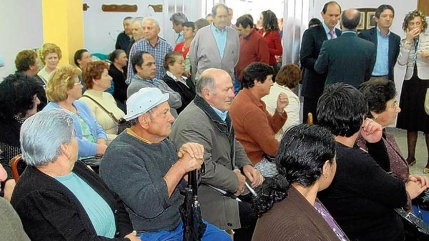 Un centenar de vecinos acompañó a los alcaldes del PP y al presidente y vicepresidente de la Diputación. /