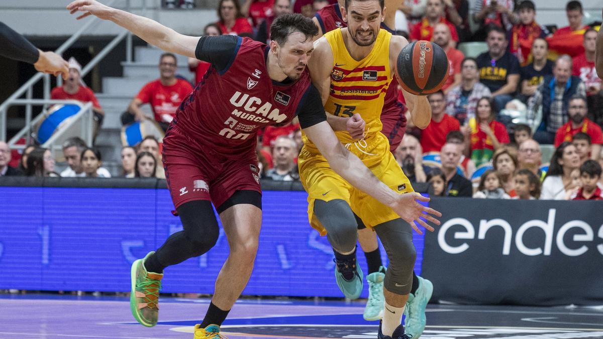 Kurucs intenta frenar el avance de Satoransky, ayer en Murcia.