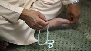 Un musulmán reza en la mezquita del Centro Islámico de Madrid, la más grande de España.