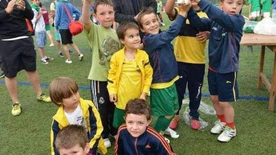 Los prebenjamines de la EFB Terra de Montes, con su trofeo.