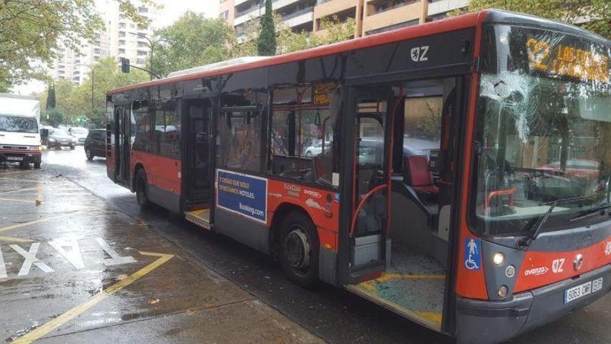 Los autobuses reflejan su envejecimiento con goteras tras las lluvias