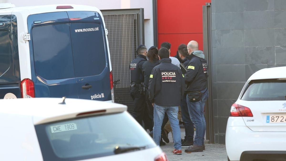 Agentes de la policía lleva a un detenido de la red de marihuana que había corrompido a varios policías locales en Llinars del Vallès