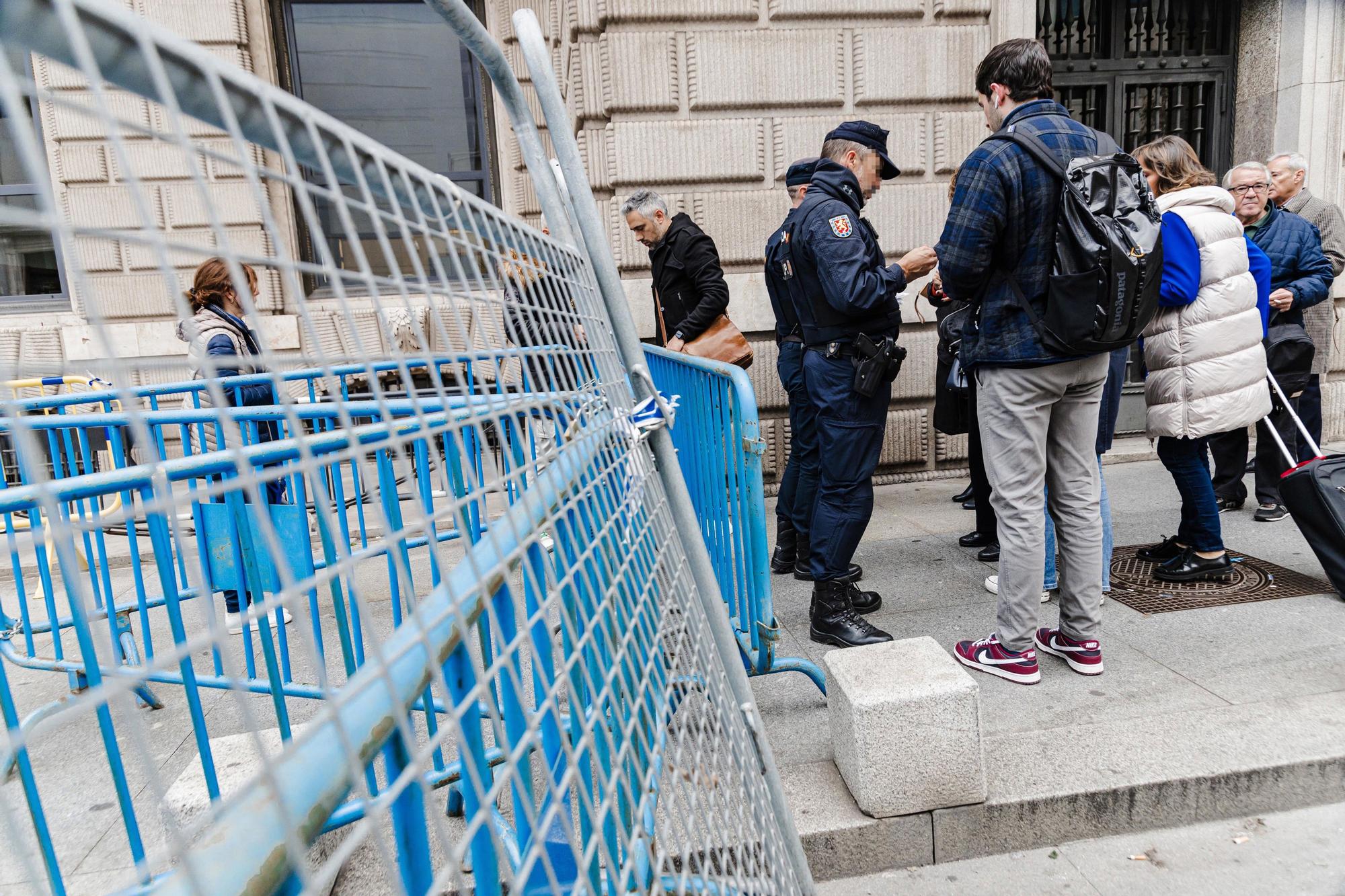 Dos agentes de Policía Nacional en uno de los accesos al Congreso de los Diputados, piden justificantes para dejar pasar, antes de comenzar el debate de investidura del presidente del Gobierno en funciones.