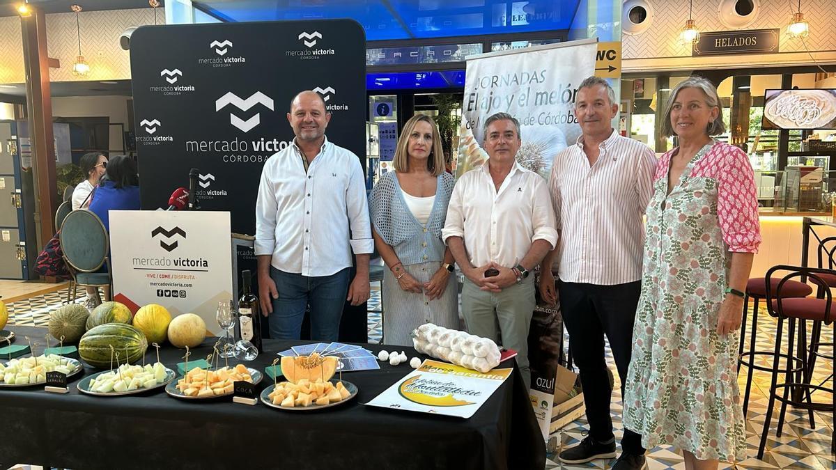 Presentación de las jornadas sobre el ajo y el melón en el Mercado Victoria de Córdoba.