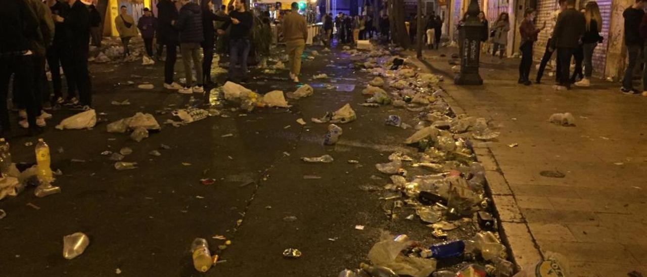 Imagen del botellón del centro histórico, junto a la Lonja, en las pasadas fallas.