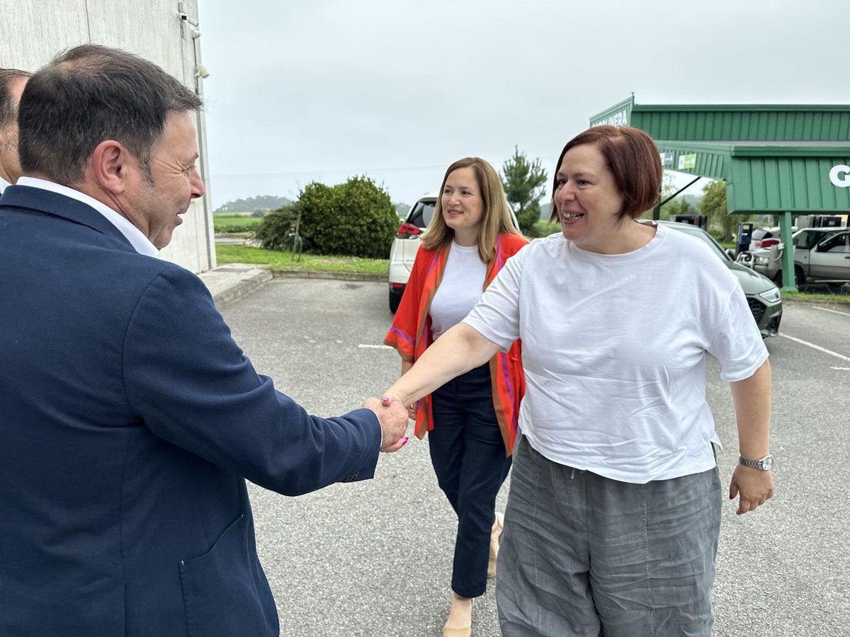 La secretaria general de Agricultura saludando a las autoridades.
