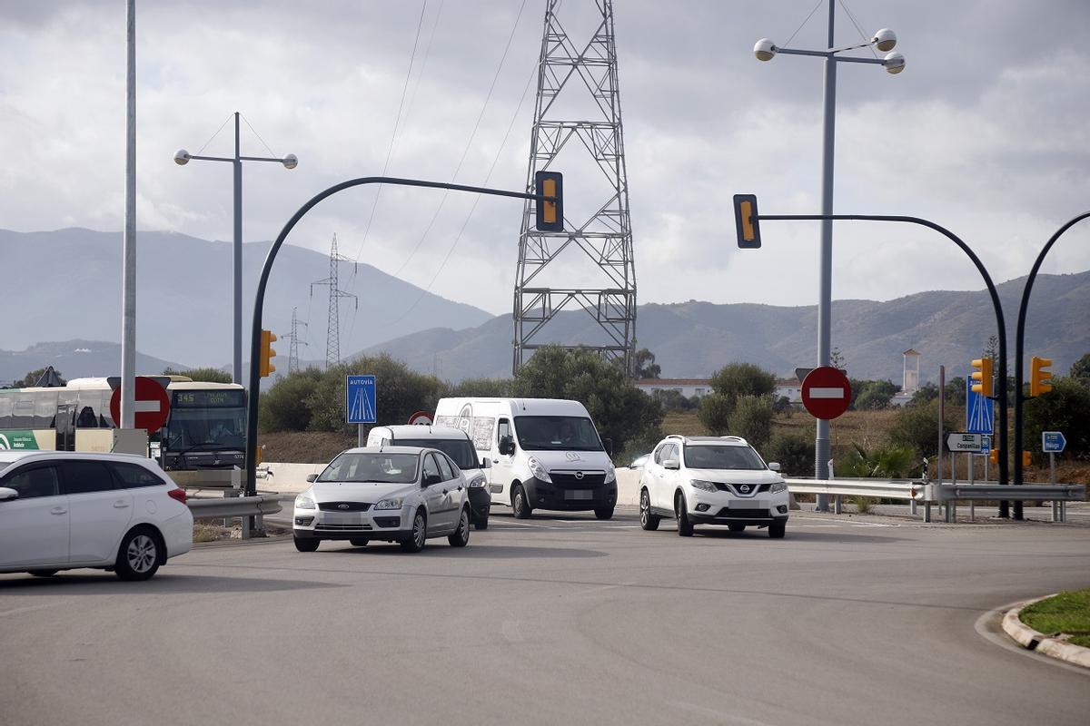 Rotonda de salida del carril BUS-VAO al PTA, en Campanillas, en su primer día de funcionamiento