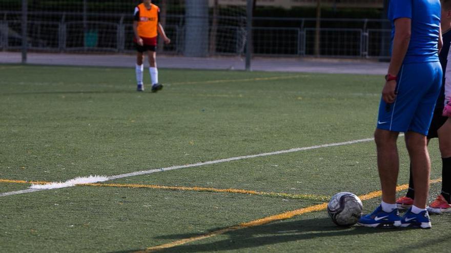 Fútbol, tenis y pádel siguen sin precios populares en Alicante por la supresión de las escuelas deportivas