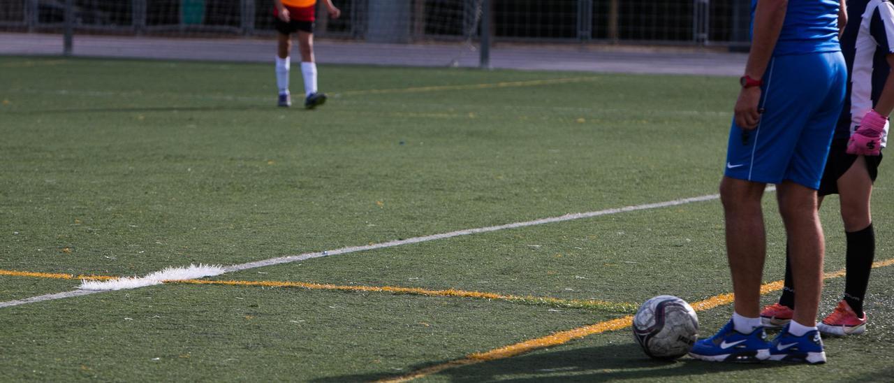 Entrenamiento en un campo de fútbol de Alicante