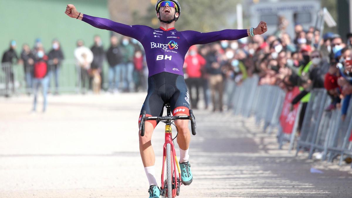 Felipe Orts celebra su victoria en Xàtiva