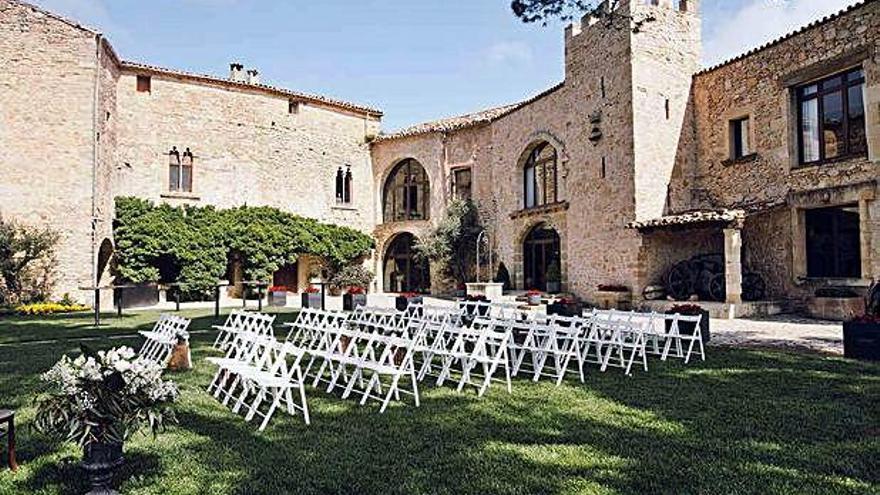 Instal·lacions del castell de Tous, a Sant Martí de Tous, preparades per acollir un casament