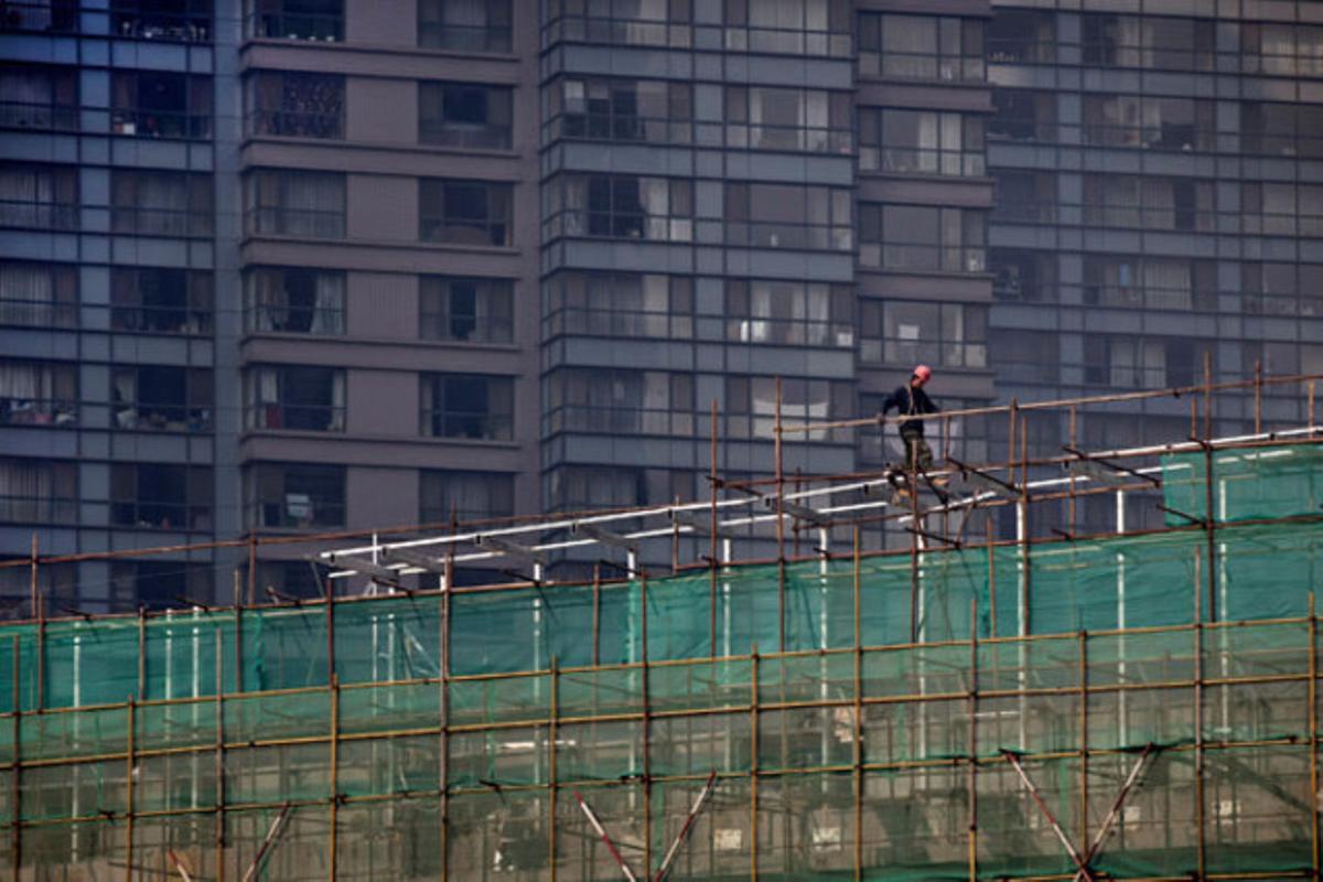 Un obrer treballa en la construcció d’un edifici d’apartaments a Pequín (Xina).