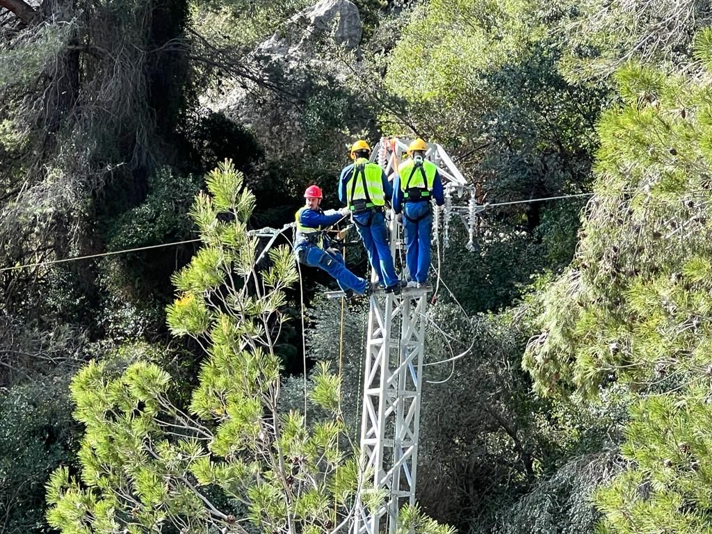 Endesa coloca con ayuda de un helicóptero una torre de línea de media tensión de la Serra de Tramuntana