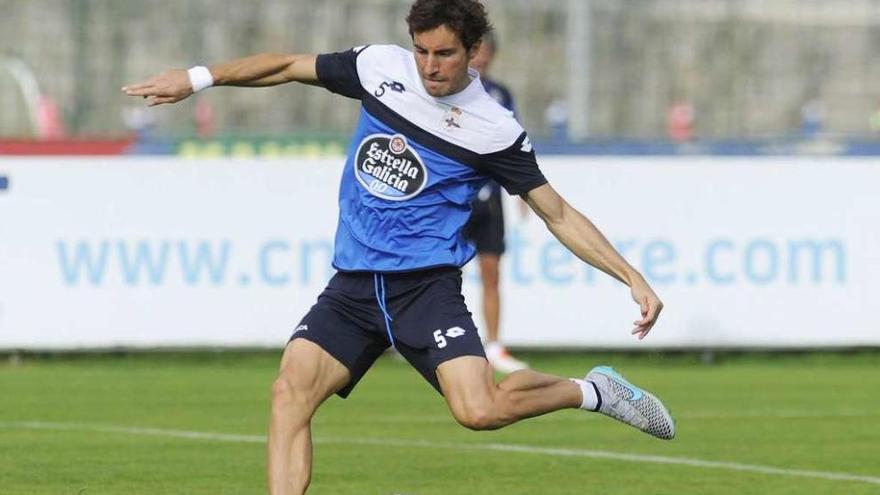 Pedro Mosquera dispara a portería en el entrenamiento de ayer.