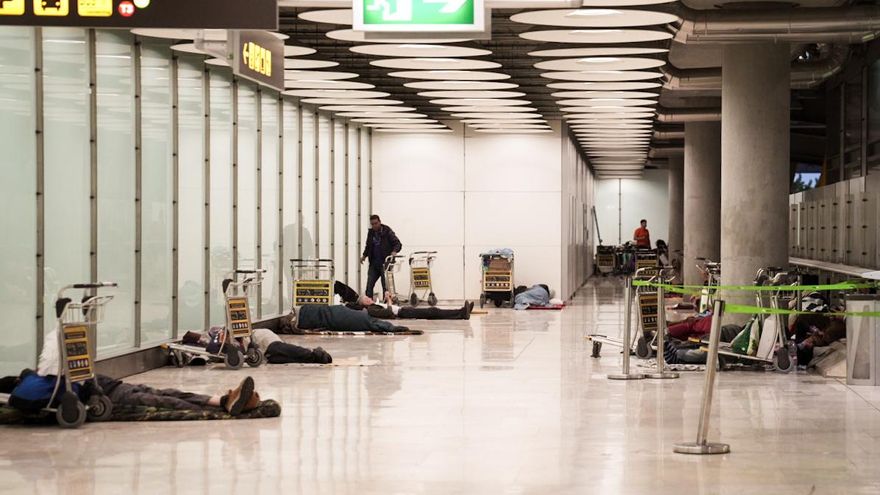 Aena expulsa a los sintecho de Barajas tras la apertura del centro de acogida en Latina: &quot;No es un espacio para habitar&quot;