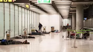 Aena expulsa a los sintecho de Barajas tras la apertura del centro de acogida en Latina: "No es un espacio para habitar"