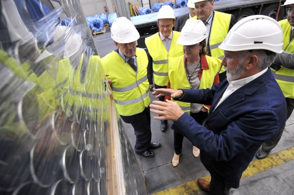 Víctor Audera y Sandra Velarde visitan la factoría de Asla en Villallana