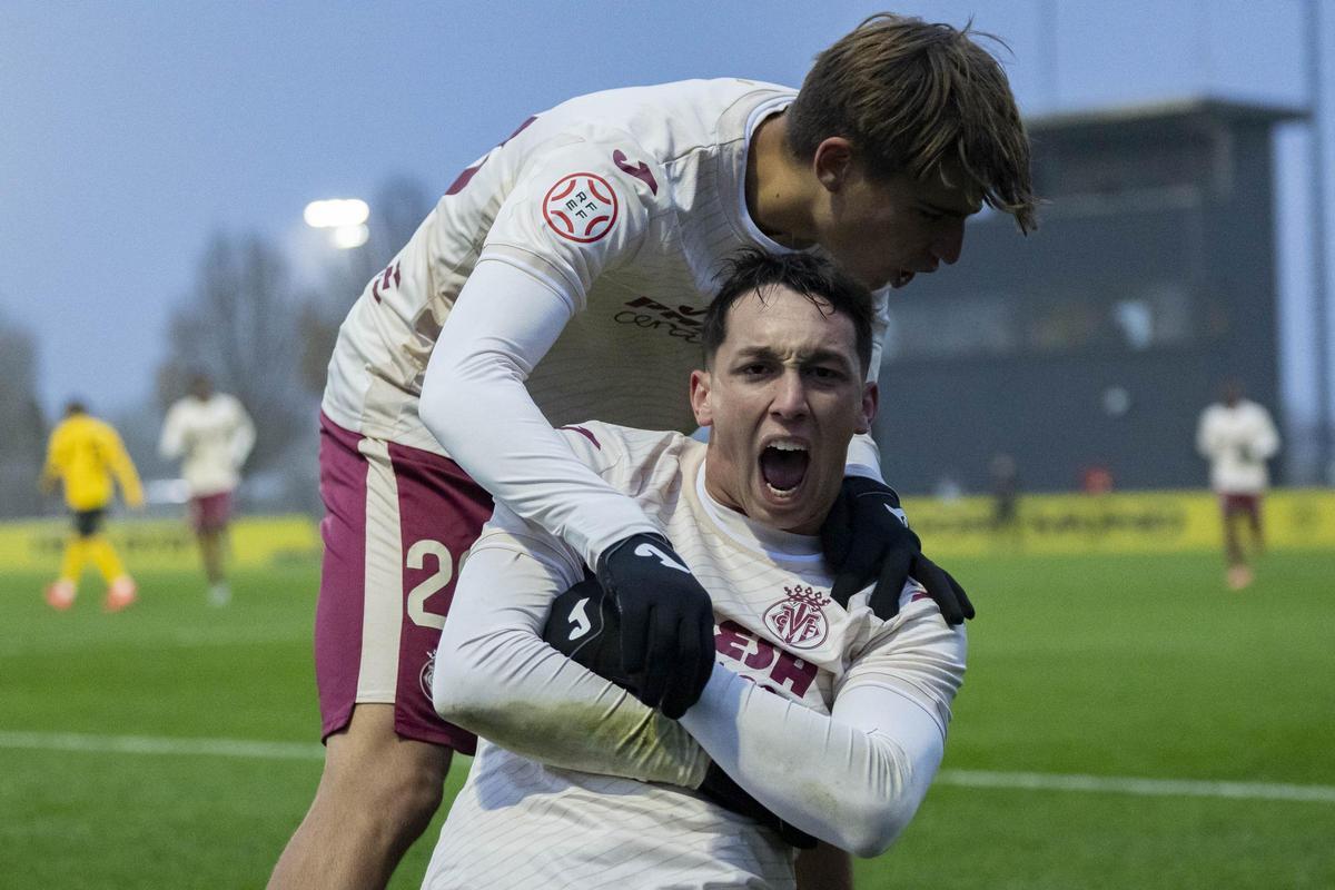 Hugo López celebra su gol que sirvió para adelantar a su equipo en el marcador.