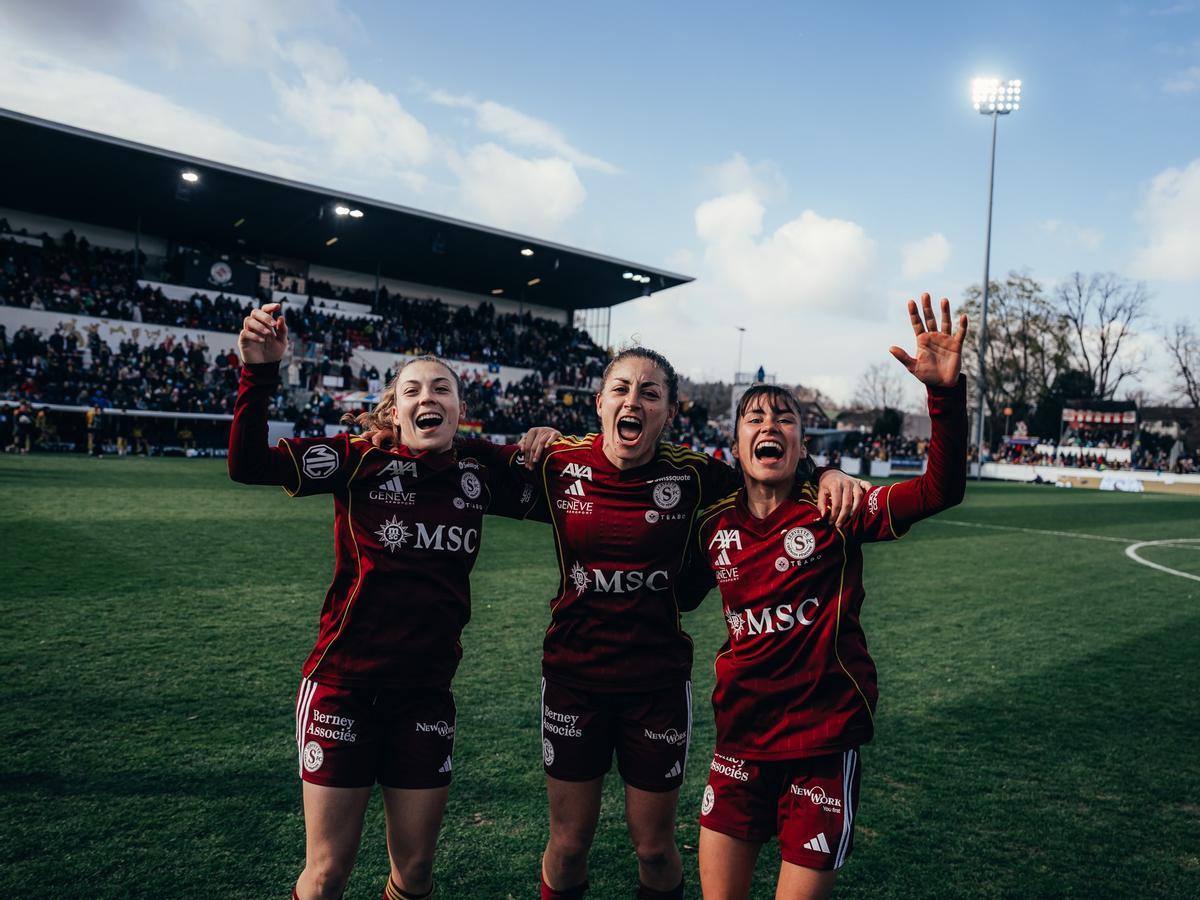Asun Martínez y Cristina Librán celebran el triunfo del Servette FC