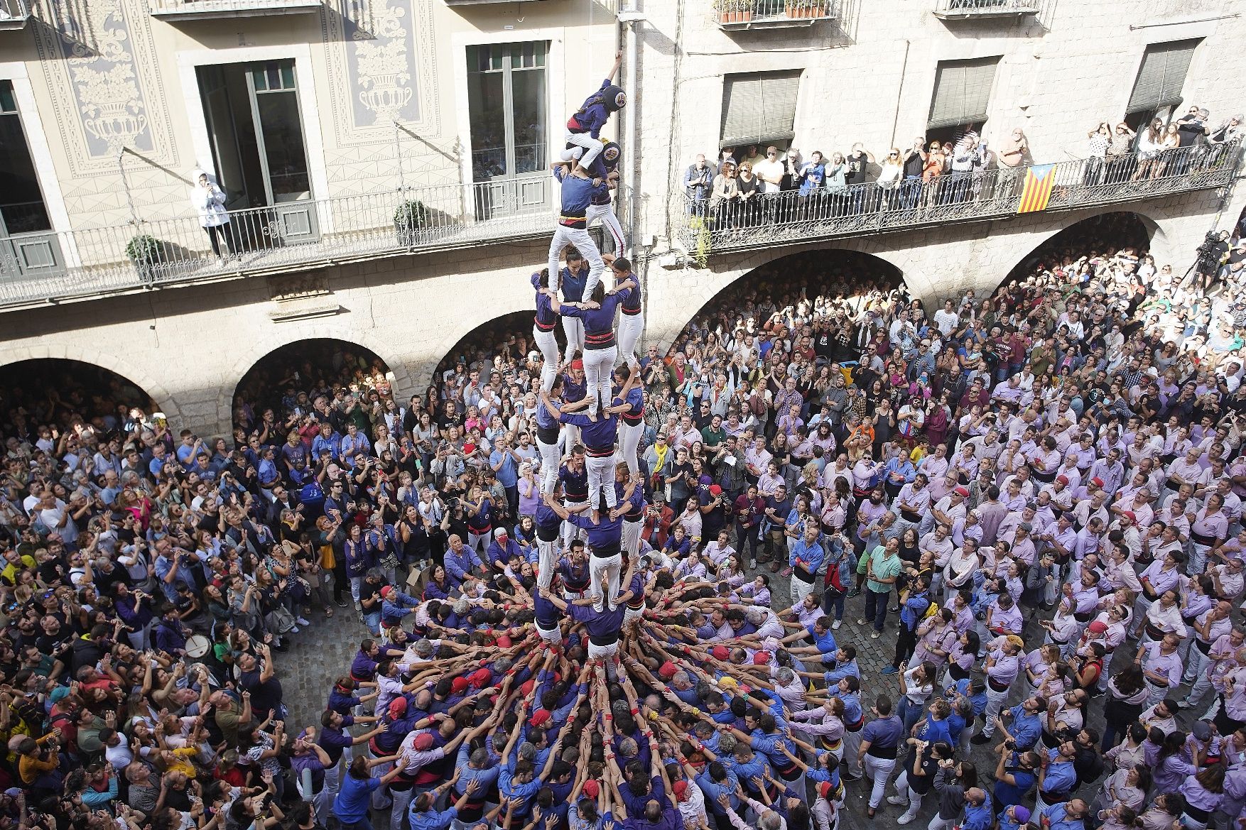 La plaça del Vi s'omple per gaudir dels castells en un matí assolellat