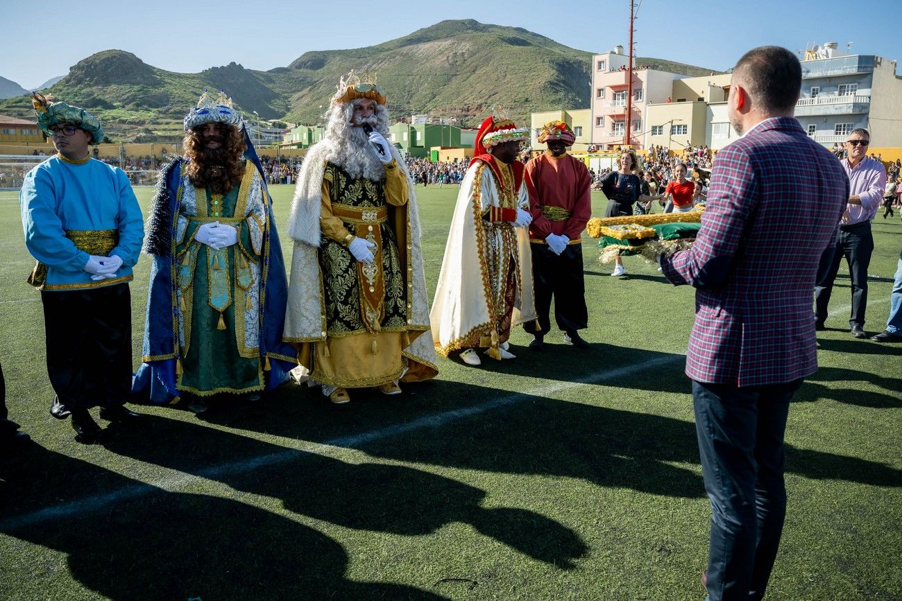 Miles de personas llenan de ilusión el Estadio de Barrial en la llegada de los Reyes Magos