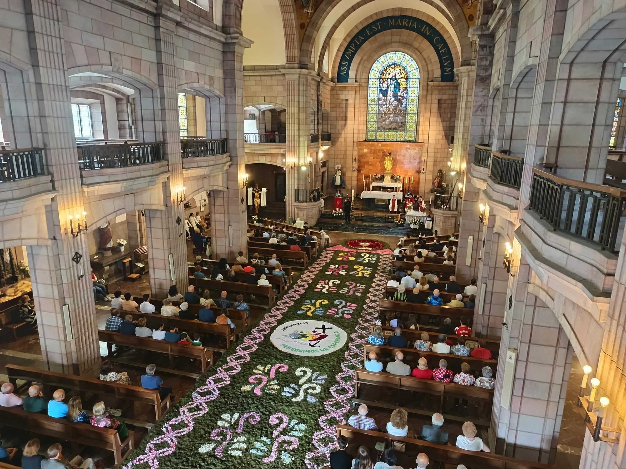 Espectaculares alfombras florales en Cangas de Onís por el Corpus Christi