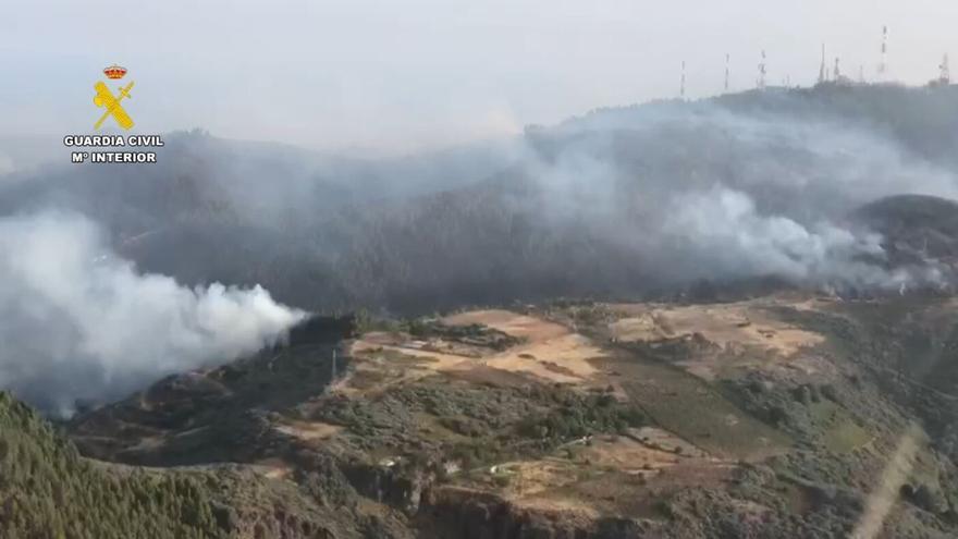 La bajada de temperaturas y la humedad frenan el incendio forestal de Tejeda tras arrasar 285 hectáreas