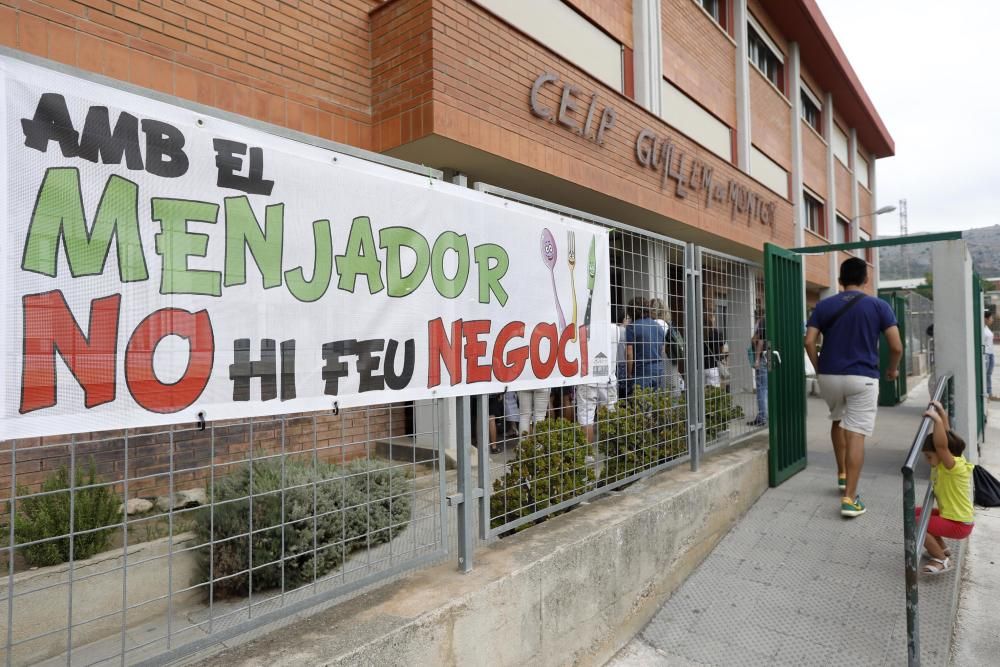 Protesta per reclamar la gestió del menjador escolar a Torroella de Montgrí